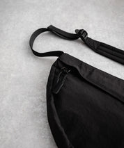 MEI メイ BOTTOM LINE SHOULDER ワンポイントロゴ刺繍三日月型ショルダーバッグ 16195