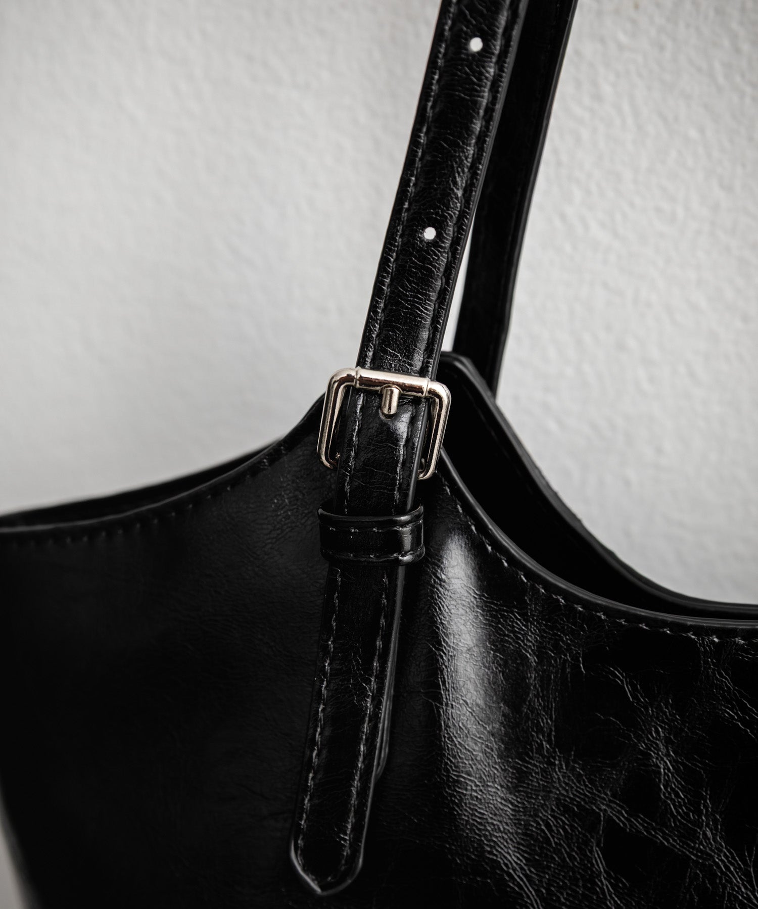 MUCENT ムセント ARMAND FRONT BUCKLE LEATHER SHOULDER BAG UNISEX PUレザーバッグ 16040