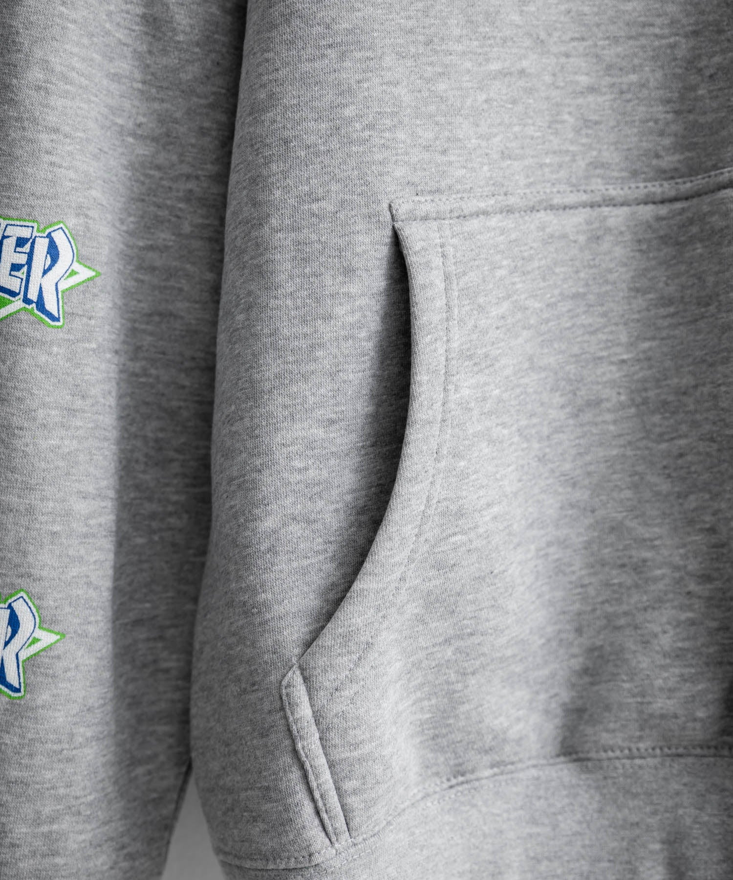 HUF ハフ オーバーサイズ裏起毛THRASHER袖プリントプルオーバーパーカー 16480