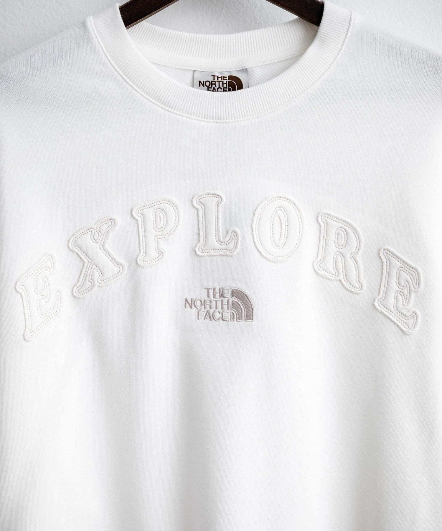 日本未展開モデル THE NORTH FACE ザ・ノースフェイス WHITE LABEL ホワイトレーベル EXPLORE SWEATSHIRTS アップリケ刺繍裏毛長袖スウェット/アーチロゴトレーナー 16595