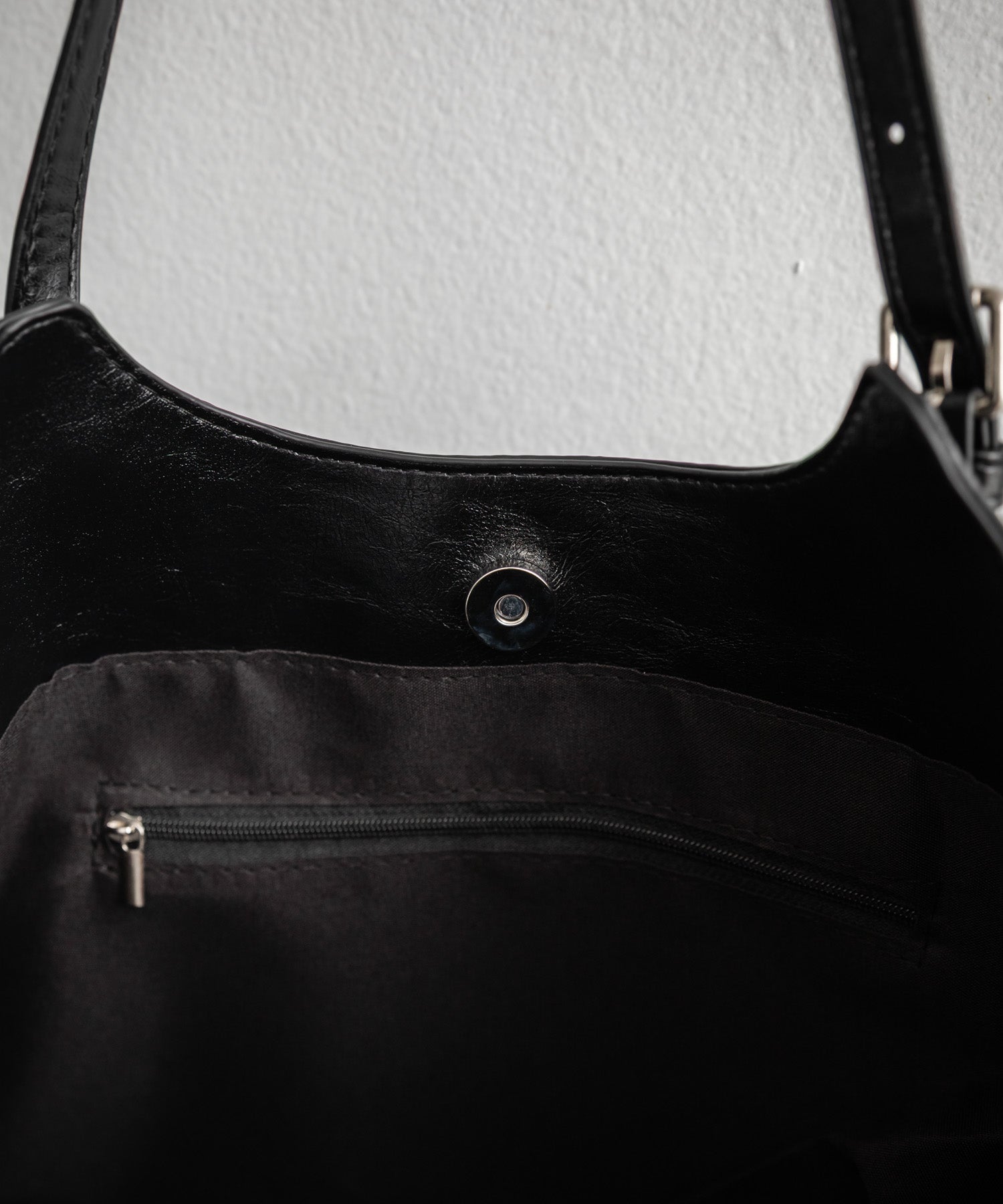 MUCENT ムセント ARMAND FRONT BUCKLE LEATHER SHOULDER BAG UNISEX PU