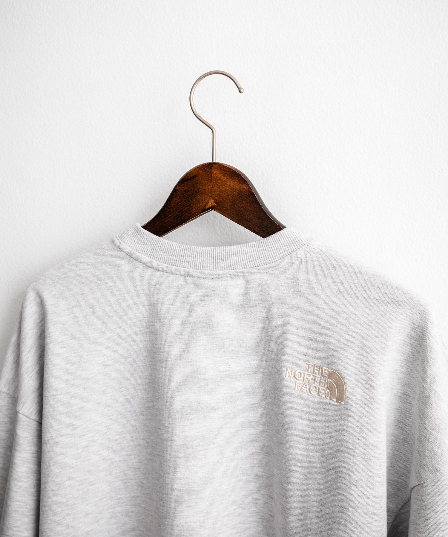 新色追加 日本未展開モデル WHITE LABEL THE NORTH FACE ESSENTIAL SWEATSHIRTS ルーズフィットワンポイントロゴスウェットトレーナー 15459