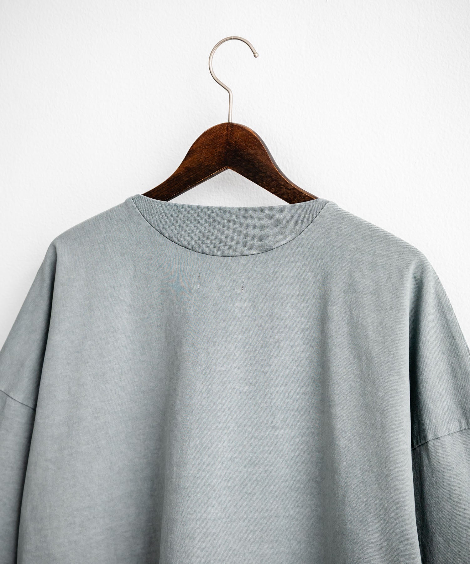 Audience オーディエンス ピグメントUSAコットン16/-天竺8.45オンス胸ポケット付きサイドスリットボクシーAラインビッグTシャツ AUD6626 14776