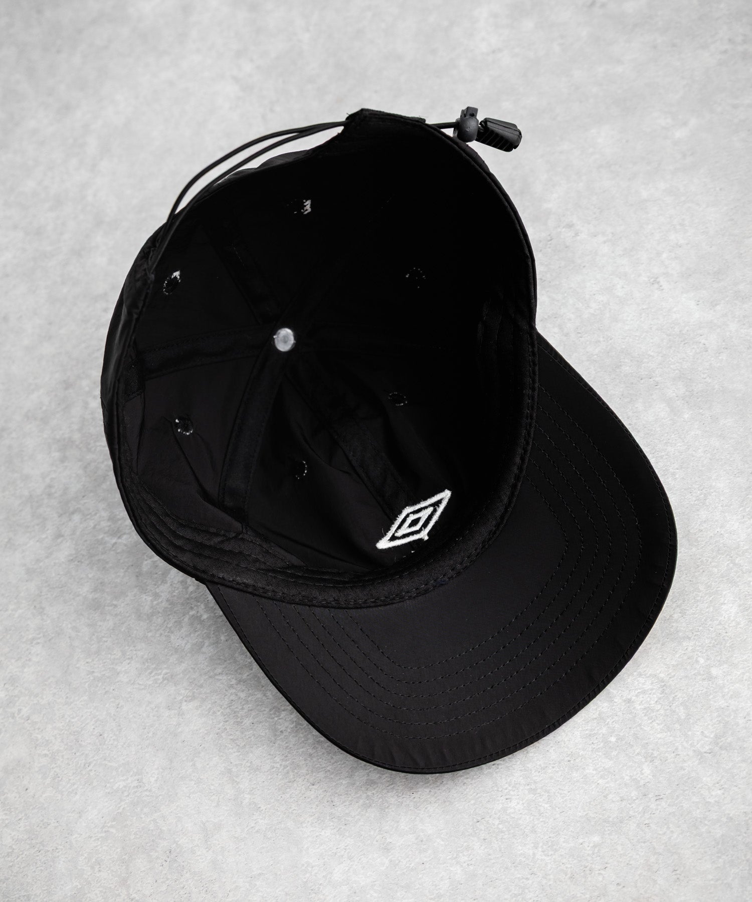 UMBRO 別注コラボ ワンポインロゴ刺繍ナイロンバンジーキャップ	15351