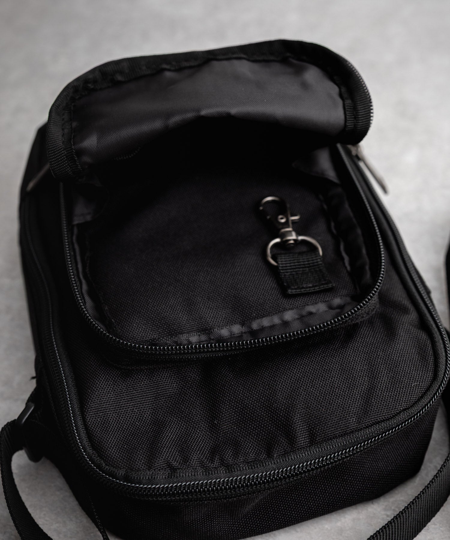 Carhartt カーハート Crossbody Zip Bag 縦型クロスボディバッグ/ワン