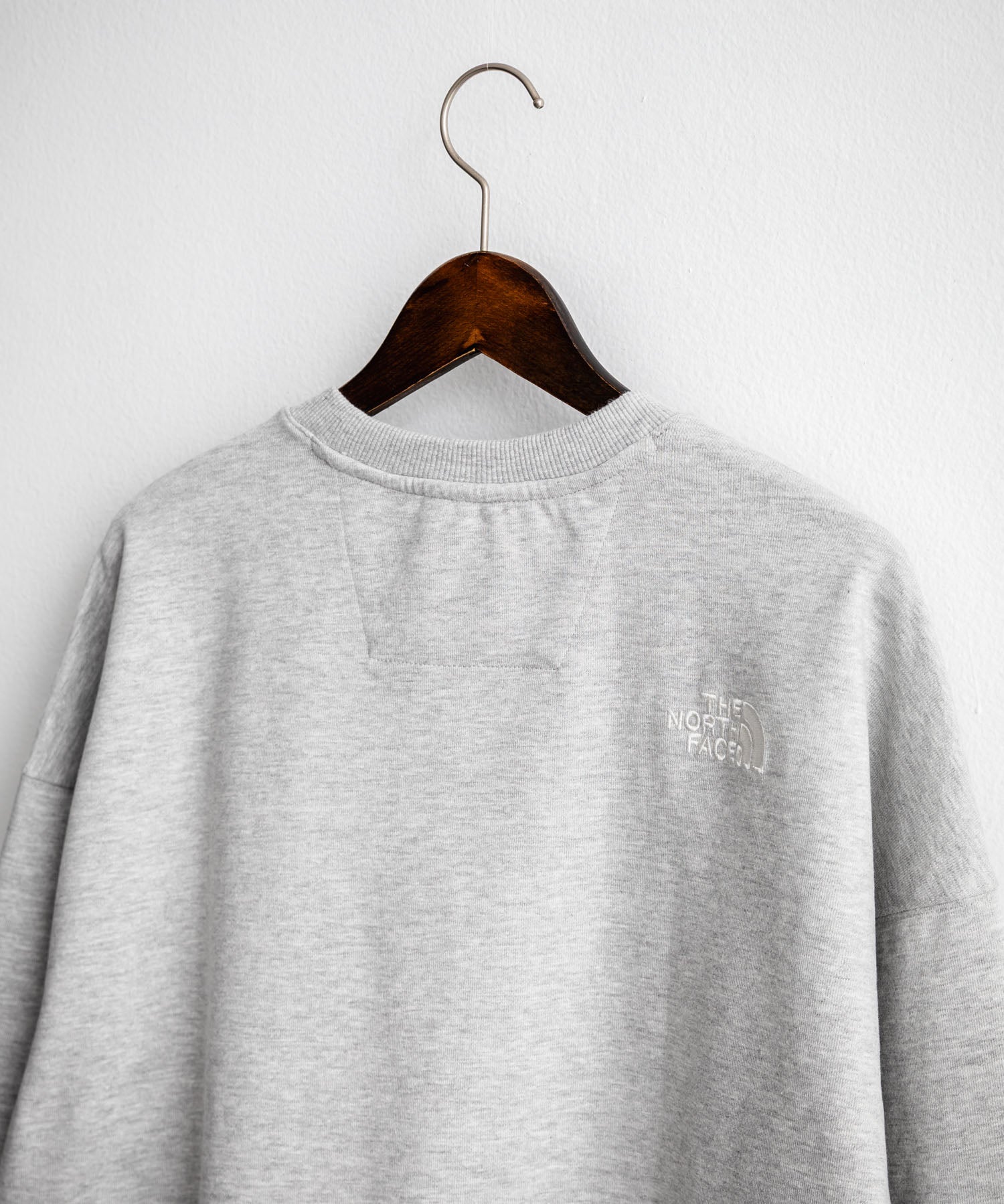 日本未展開モデル THE NORTH FACE ザ・ノースフェイス WHITE LABEL ホワイトレーベル TNF GO-TO SWEATSHIRTS ワンポイントロゴ刺繍クルーネック長袖スウェットトレーナー 15433