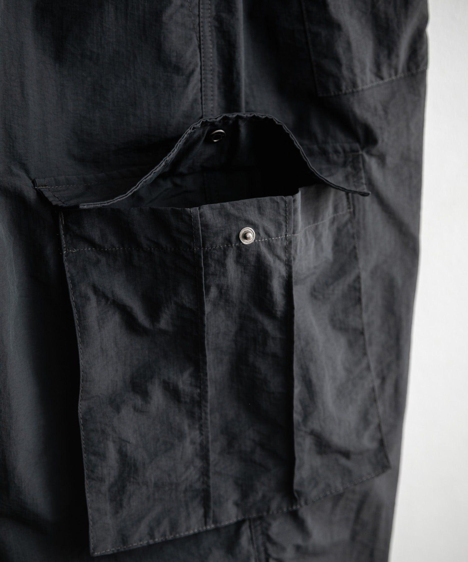 UMBRO アンブロ 別注コラボ 膝下丈 ワンポイントロゴ刺繍ナイロンワイドカーゴハーフパンツ 15348