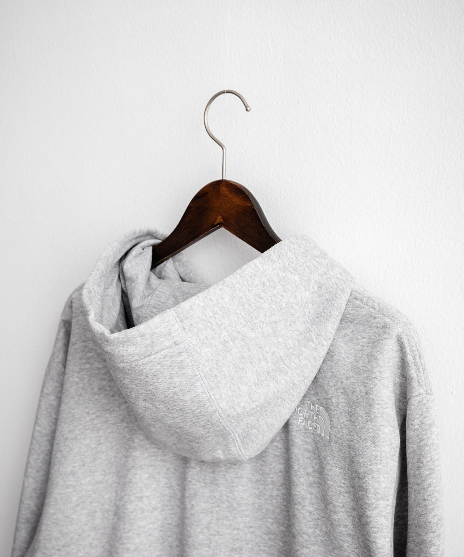 THE NORTH FACE ザ・ノースフェイス ESSENTIAL RELAXED HOODIE/裏起毛ワンポイントロゴ刺繍プルオーバーパーカー 15486