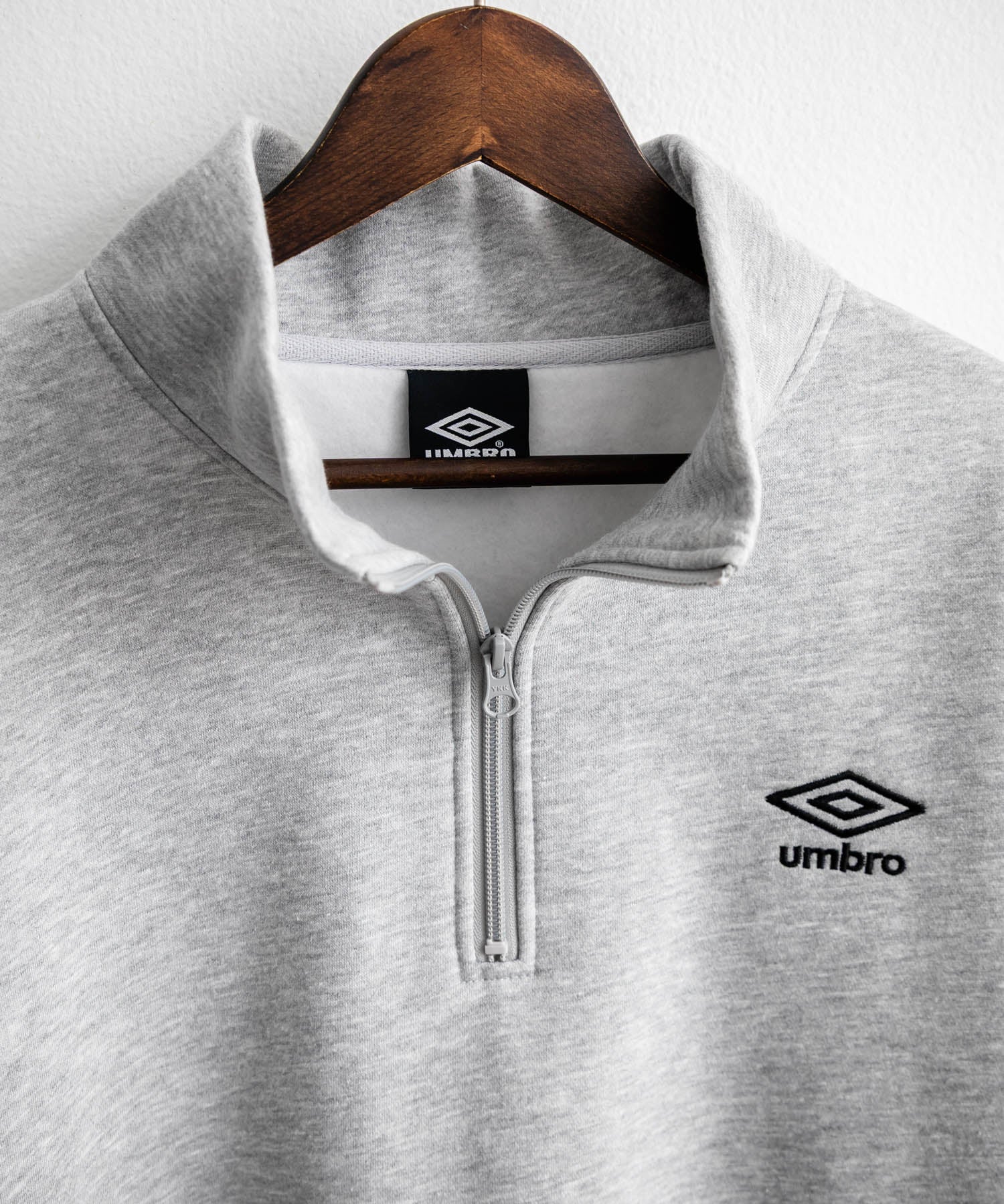 UMBRO アンブロ 別注コラボ オーバーサイズ裏起毛ワンポイントロゴ刺繍ハーフジッププルオーバースウェット 14942