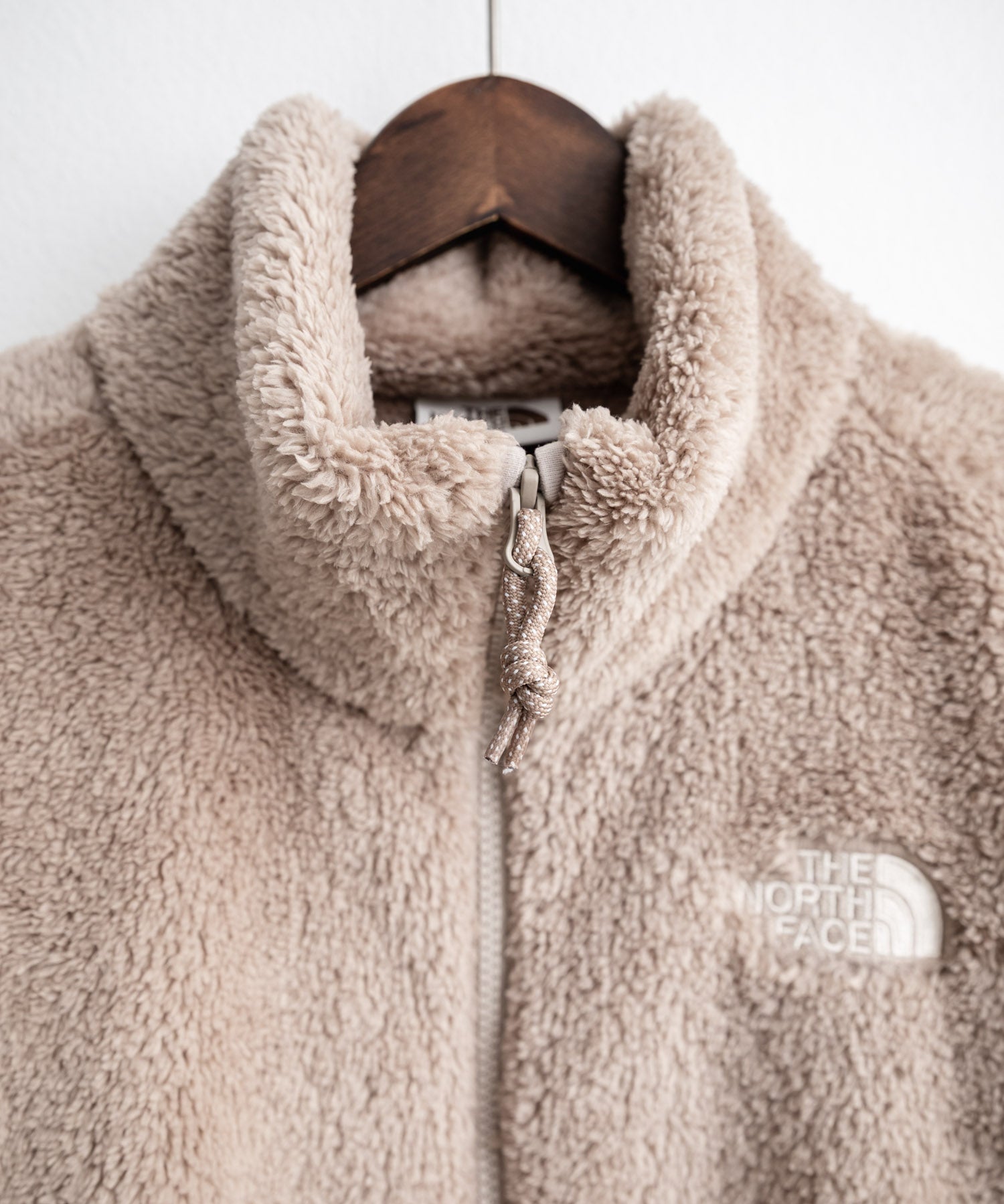 日本未展開モデル THE NORTH FACE WHITE LABEL COMFY ALPHA FLEECE ZIP UP ザ・ノースフェイス ホワイトレーベル ワンポイントロゴ刺繍スタンドカラーシャギーボアフリースジャケット 16563