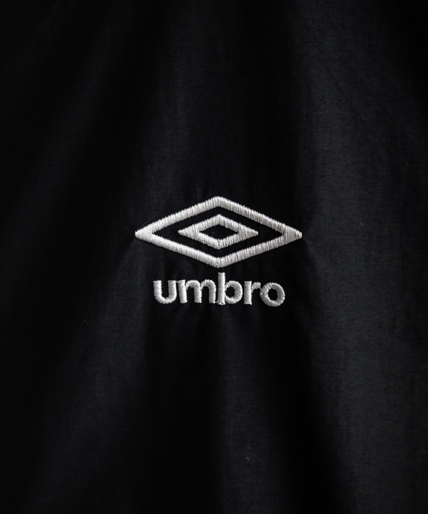UMBRO アンブロ 別注コラボ ルーズシルエット裏メッシュスタンドネックワンポイントロゴ刺繍ナイロンベスト セットアップ可能