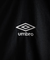 UMBRO アンブロ 別注コラボ ルーズシルエット裏メッシュスタンドネックワンポイントロゴ刺繍ナイロンベスト セットアップ可能
