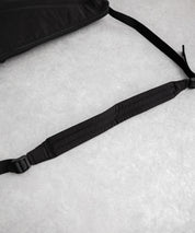 MEI メイ BOTTOM LINE SHOULDER ワンポイントロゴ刺繍三日月型ショルダーバッグ 16195
