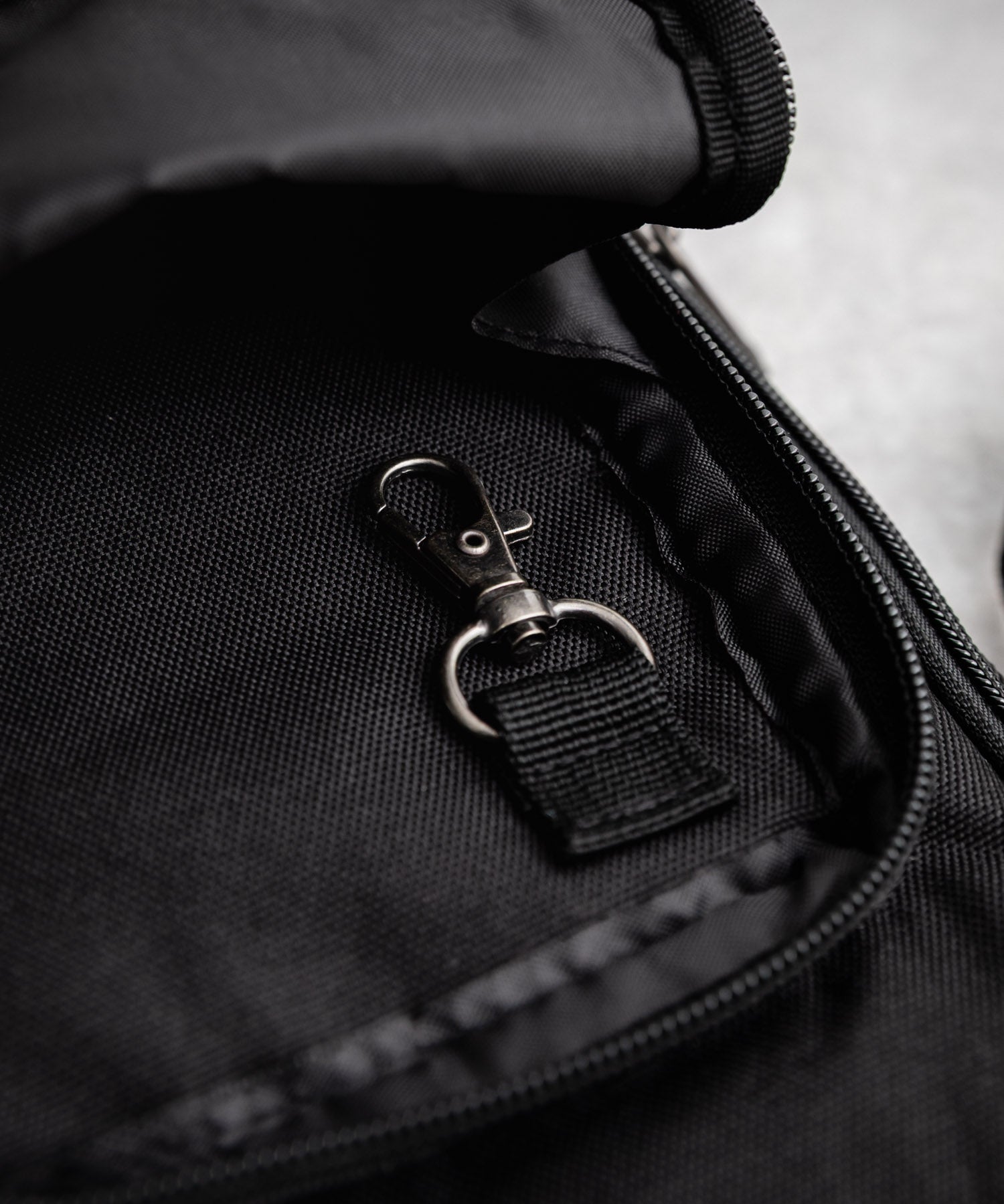 Carhartt カーハート Crossbody Zip Bag 縦型クロスボディバッグ/ワンポイントロゴ斜め掛けショルダーバッグ 15535