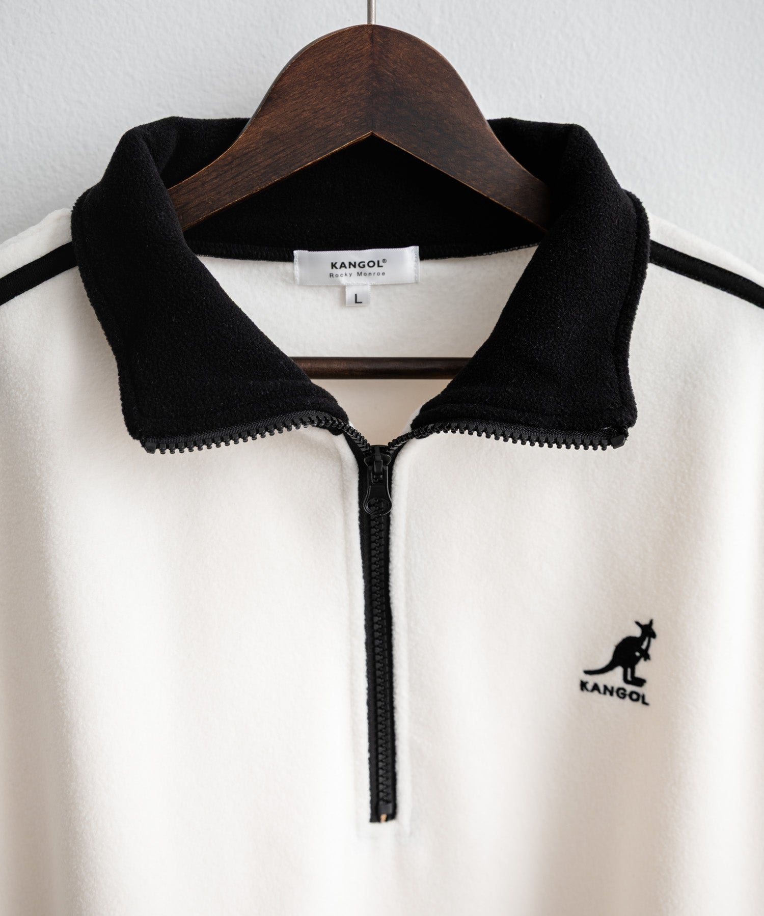 新色追加 KANGOL カンゴール 別注コラボオーバーサイズサイドラインワンポイントロゴ刺繍ハーフジップフリーストレーナー 13847