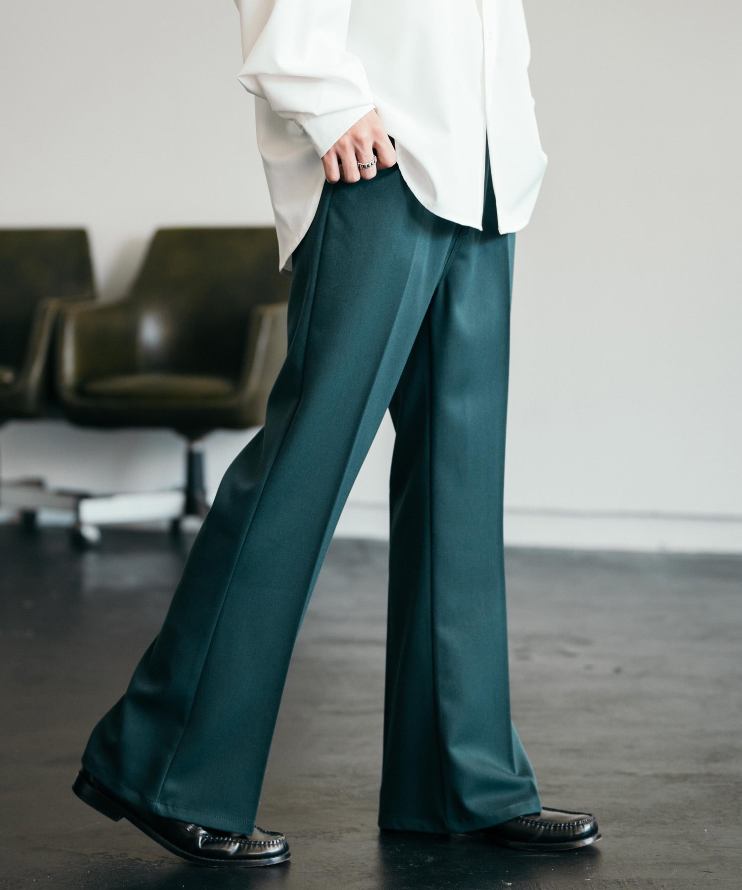 TRストレッチ センタープレス ブーツカットフレアスラックスパンツ 美