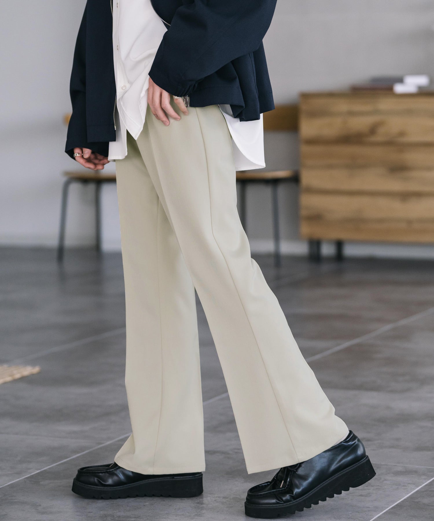 TRストレッチ センタープレス ブーツカットフレアスラックスパンツ 美