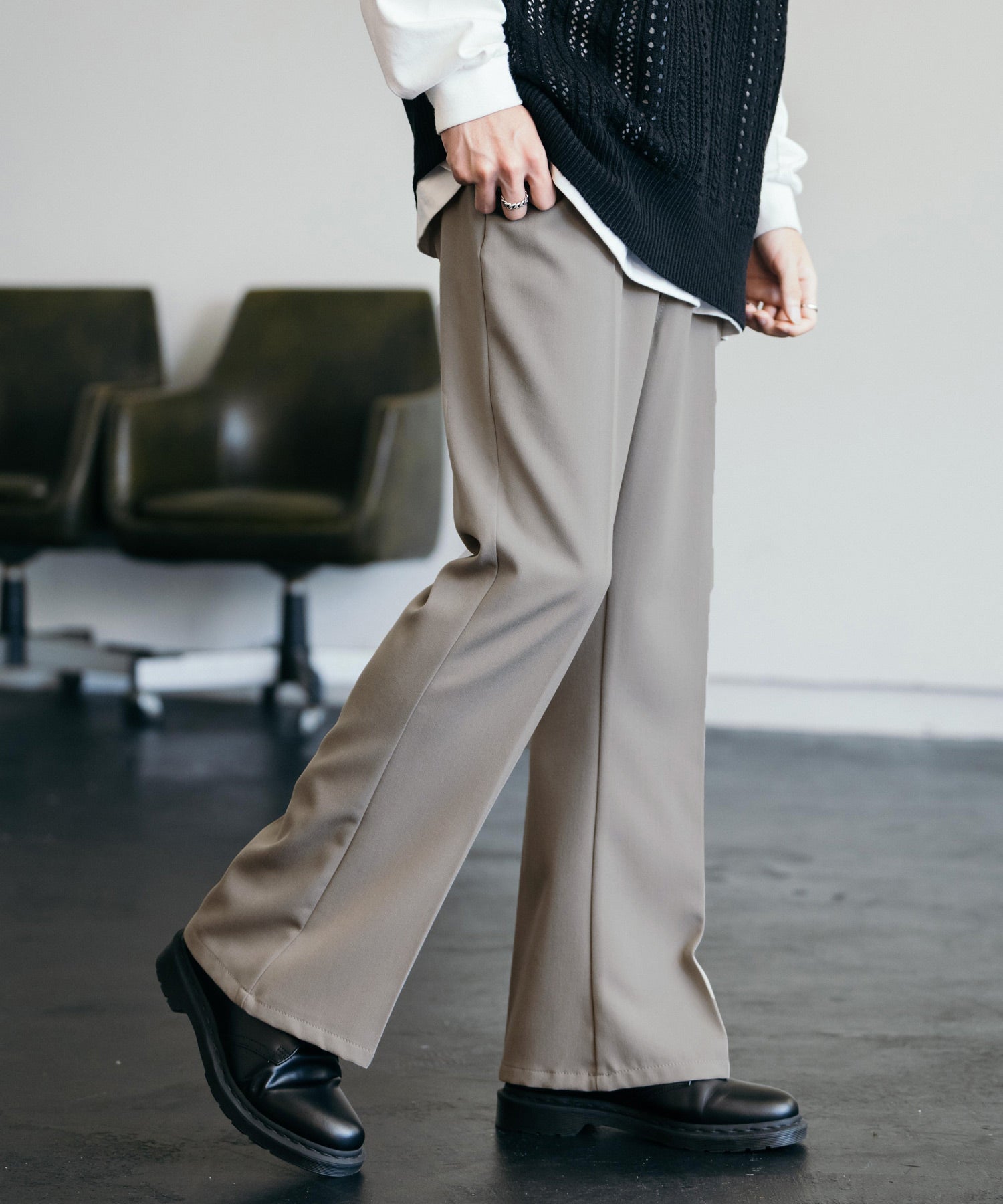 TRストレッチ センタープレス ブーツカットフレアスラックスパンツ 美