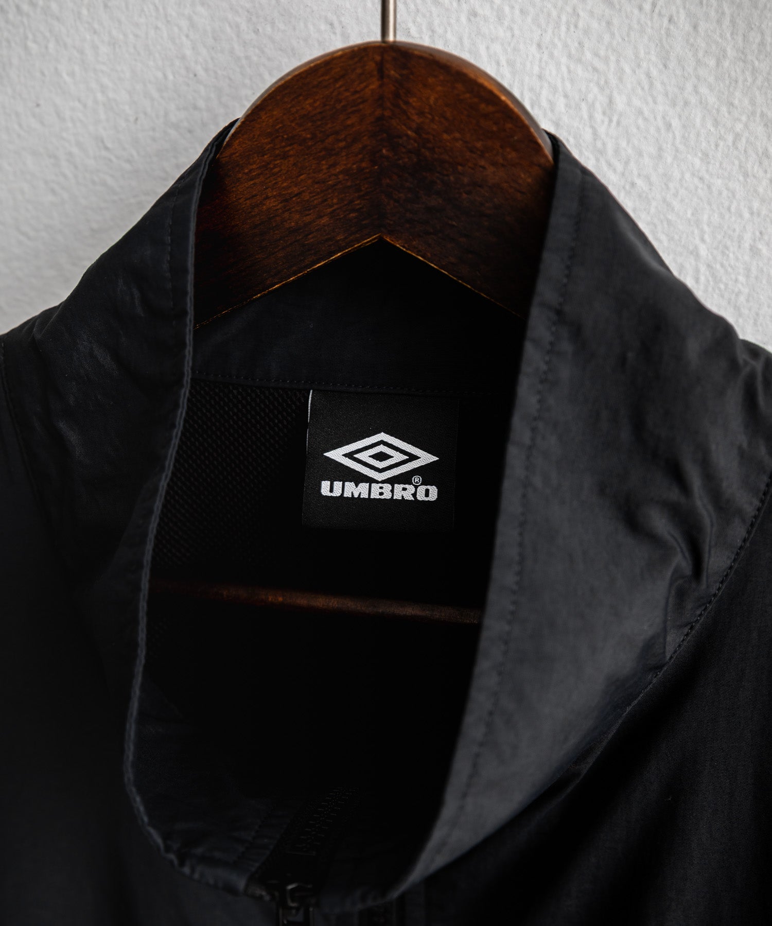 UMBRO アンブロ 別注コラボ ルーズシルエット裏メッシュスタンドネックワンポイントロゴ刺繍ナイロンベスト セットアップ可能