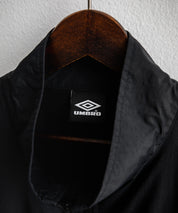 UMBRO アンブロ 別注コラボ ルーズシルエット裏メッシュスタンドネックワンポイントロゴ刺繍ナイロンベスト セットアップ可能