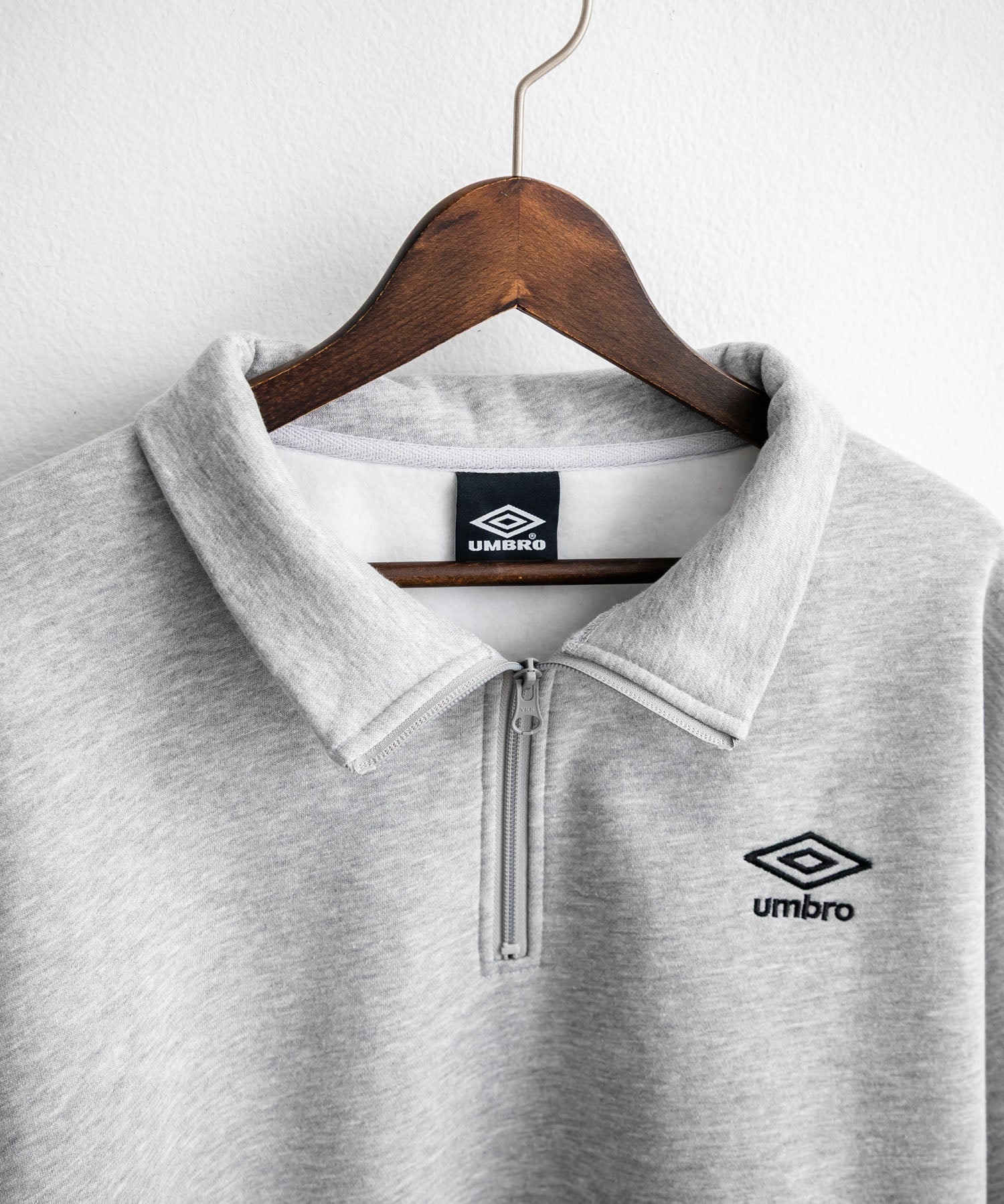 UMBRO アンブロ 別注コラボ オーバーサイズ裏起毛ワンポイントロゴ刺繍ハーフジップ長袖スウェット 16032