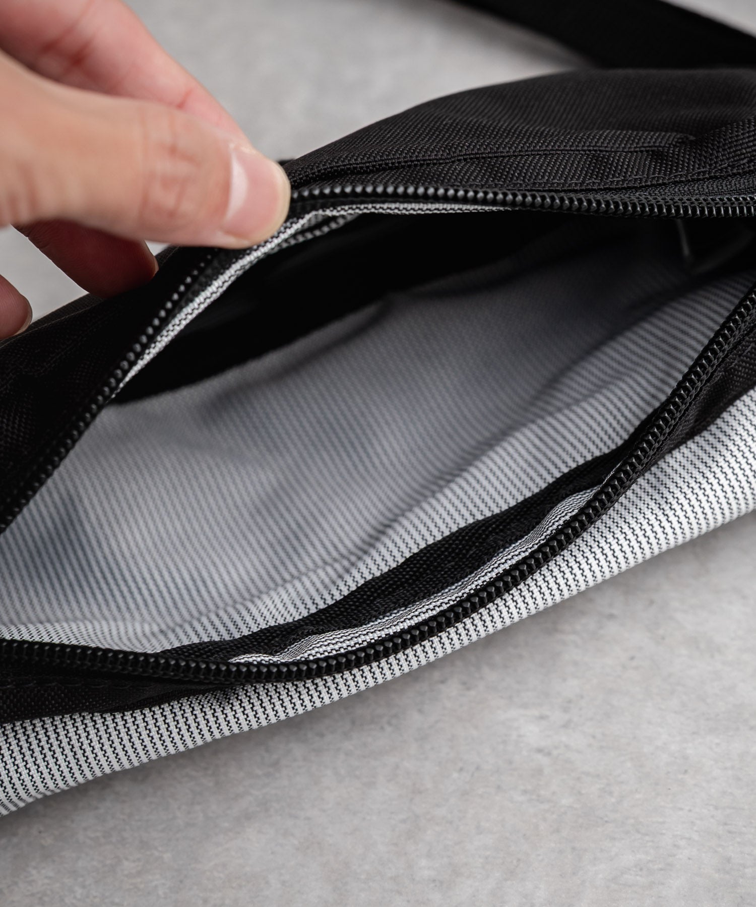 Carhartt カーハート Crossbody Horizontal Bag 横型クロスボディバッグ/ワンポイントロゴ斜め掛けショルダーバッグ 15536