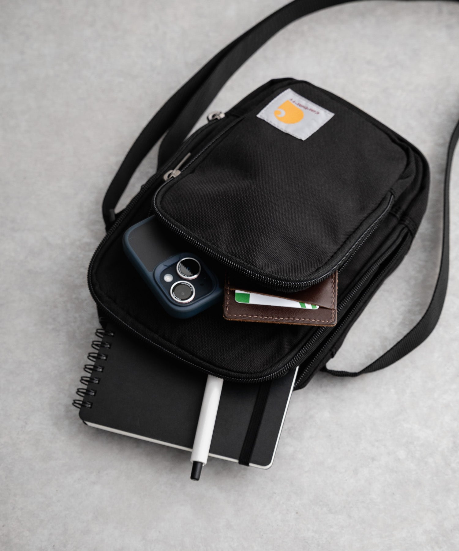 Carhartt カーハート Crossbody Zip Bag 縦型クロスボディバッグ/ワンポイントロゴ斜め掛けショルダーバッグ 15535