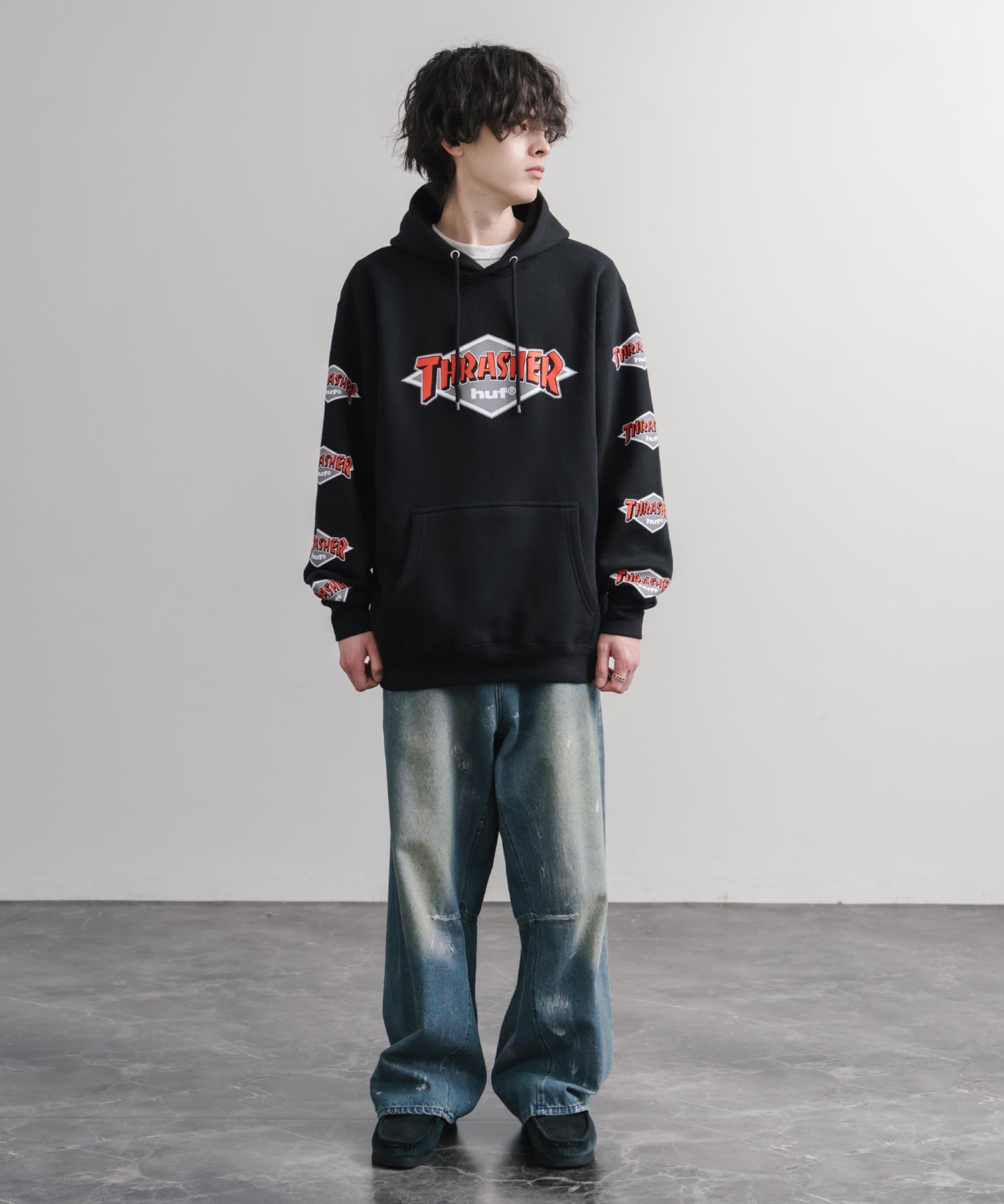 HUF ハフ オーバーサイズ裏起毛THRASHER袖プリントプルオーバーパーカー 16480