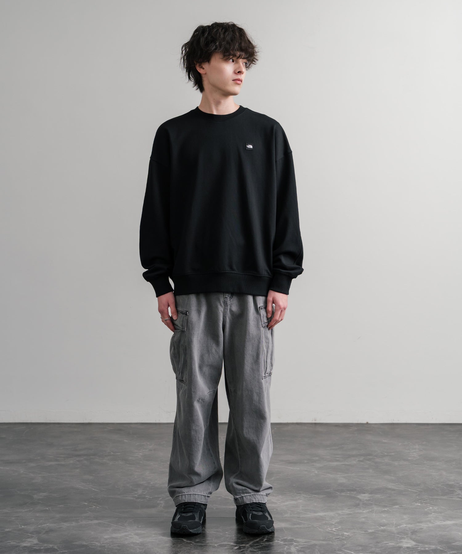 新色追加 日本未展開モデル WHITE LABEL THE NORTH FACE ESSENTIAL SWEATSHIRTS ルーズフィットワンポイントロゴスウェットトレーナー 15459