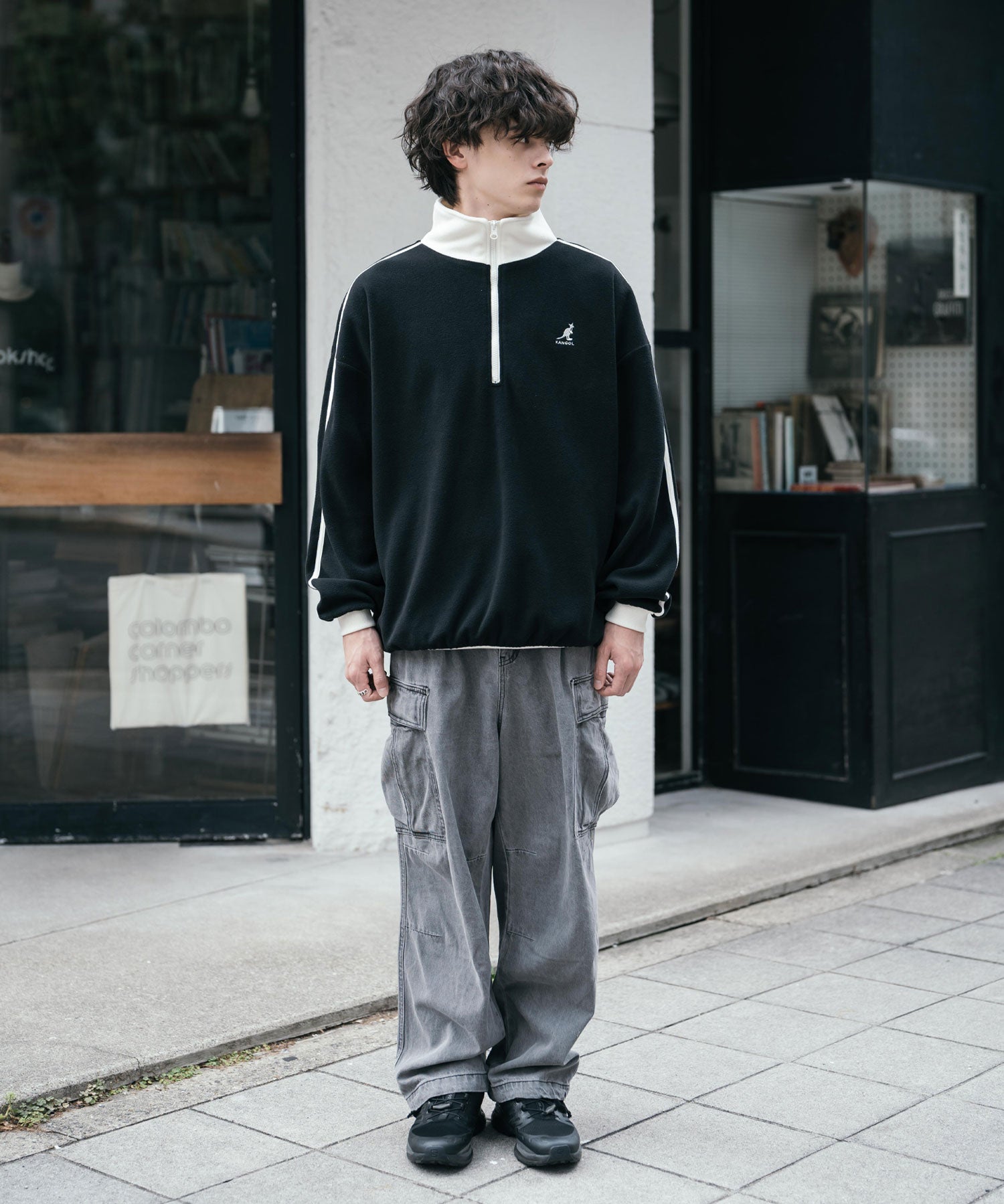 新色追加 KANGOL カンゴール 別注コラボオーバーサイズサイドラインワンポイントロゴ刺繍ハーフジップフリーストレーナー 13847