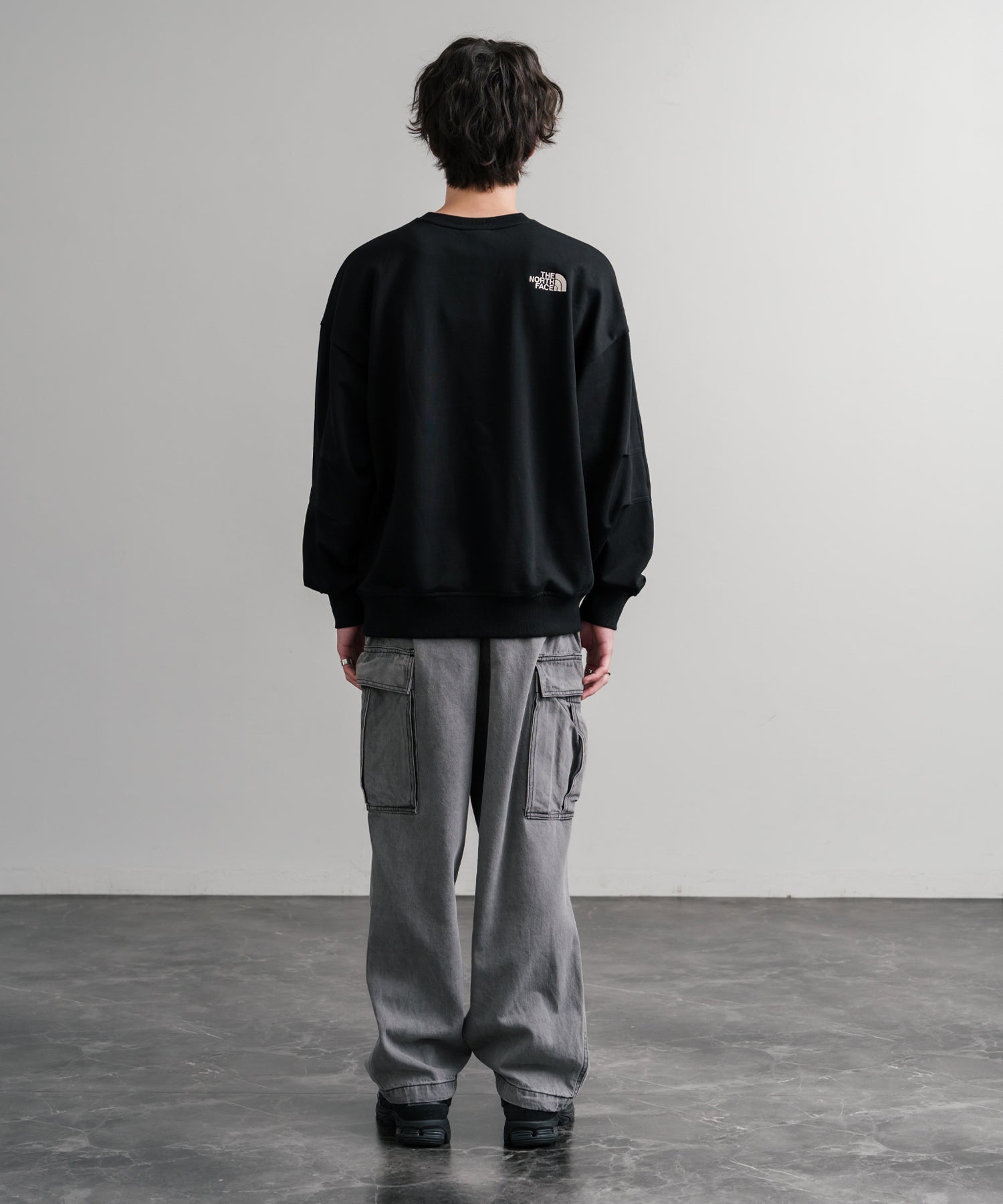 新色追加 日本未展開モデル WHITE LABEL THE NORTH FACE ESSENTIAL SWEATSHIRTS ルーズフィットワンポイントロゴスウェットトレーナー 15459